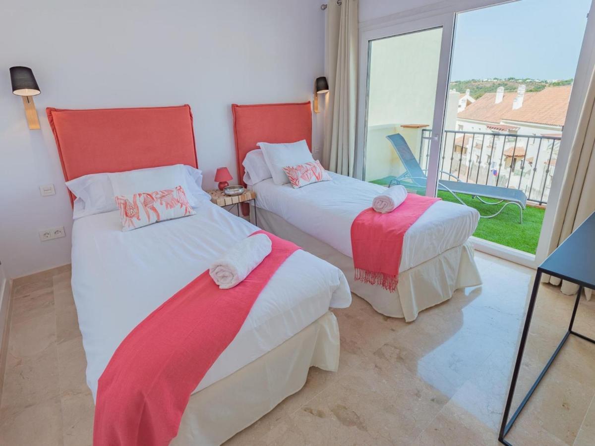 Vacation I Los Pinos, Elegant And Bright Townhouse, The Family Golf Getaway, 5 Minutes From Puerto Banus, Security Night Time Appartement Marbella